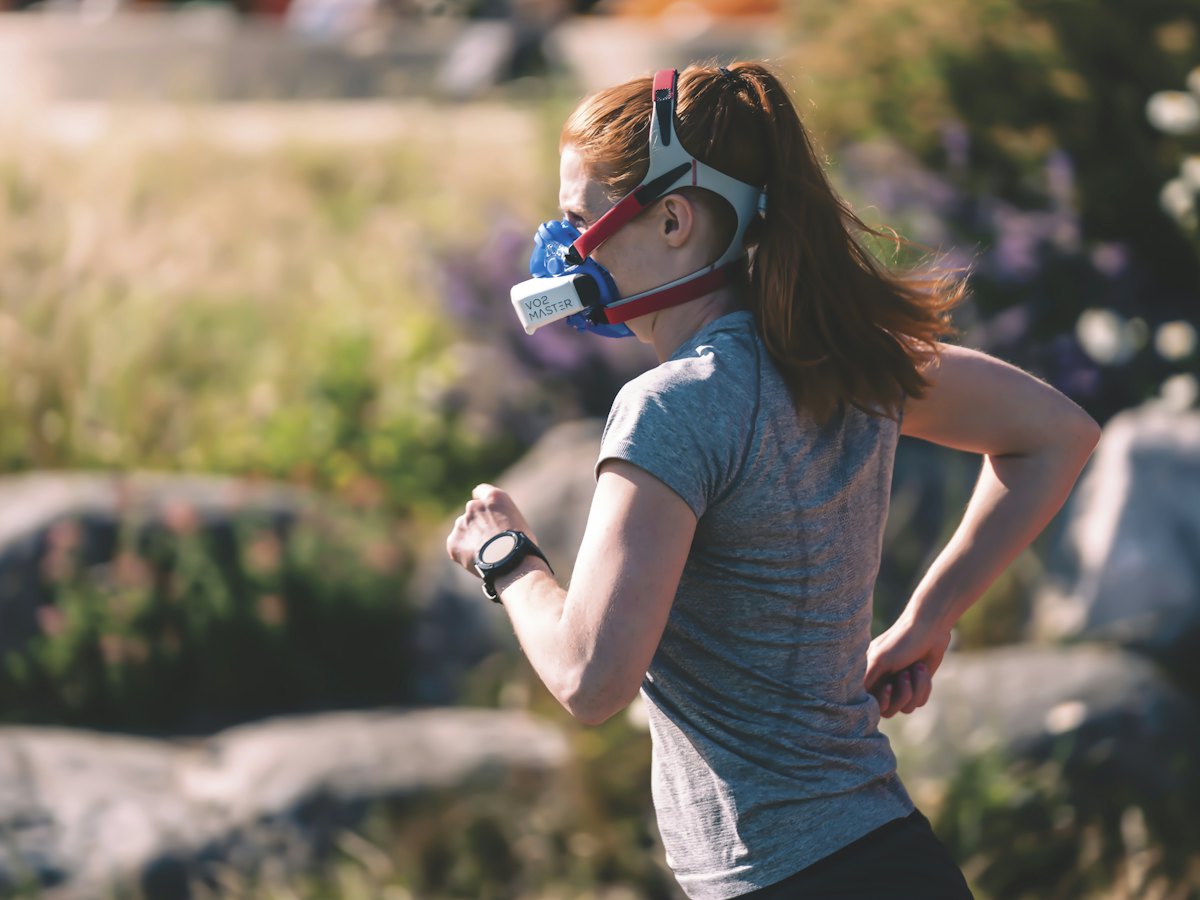 Runner on a trail wearing a portable breath-analysis mask